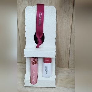 Glossier: the Cloud Paint liquid blush and the Ultralip lipstick - Storm